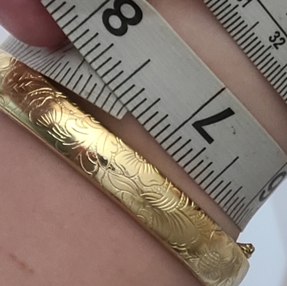 Vintage bracelet bangle etched flowers gold safety chain estate vtg Hong Kong - Picture 12 of 13